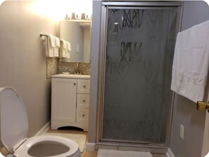 Dusche, Haartrockner, Handtücher, Seife