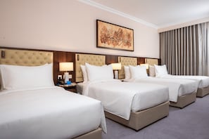 In-room safe, desk, blackout drapes, soundproofing - Worth Tharawat Hotel (Madinah)