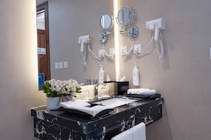 Shower, free toiletries, hair dryer, slippers - Worth Tharawat Hotel (Madinah)