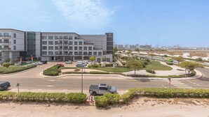 Un edificio moderno con parcheggio e aree verdi.