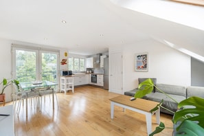 Interior - GuestReady - Cozy Modern Retreat in Hendon (London)