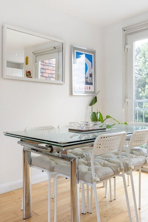 Dining - GuestReady - Cozy Modern Retreat in Hendon (London)