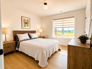 Room - Brand New, Modern,  4-Bedroom House in scenic New London with Hot Tub and AC (New London)