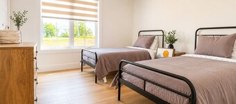Brand New, Modern,  4-Bedroom House in scenic New London with Hot Tub and AC