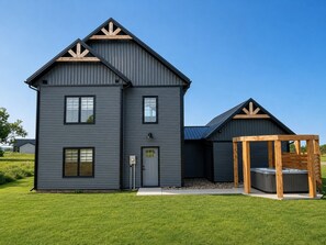 Exterior - Brand New, Modern,  4-Bedroom House in scenic New London with Hot Tub and AC (New London)