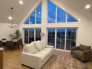 Living area - Brand New, Modern,  4-Bedroom House in scenic New London with Hot Tub and AC (New London)