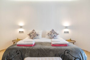 4 bedrooms, in-room safe, iron/ironing board, WiFi - Villa Vista Verde - Luxurious Hideaway max privacy (AN)