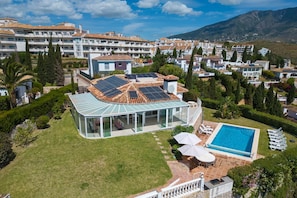 A residential property with a swimming pool, solar panels, and a glass-enclosed patio. - Villa Vista Verde - Luxurious Hideaway max privacy (AN)