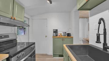Coffee/tea maker, fridge, microwave, oven