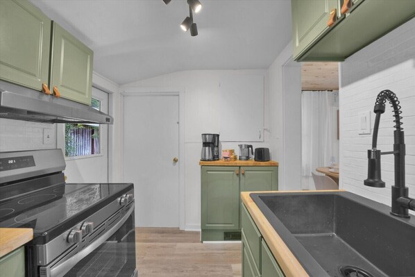 Coffee/tea maker, fridge, microwave, oven