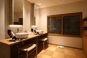 Handtücher, Seife, Shampoo, Toilettenpapier