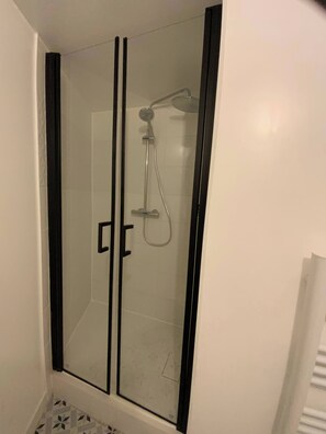 Dusche, Haartrockner, Handtücher, Toilettenpapier