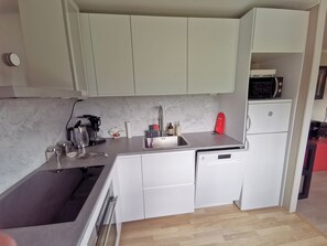 Coffee/tea maker, fridge, microwave, oven