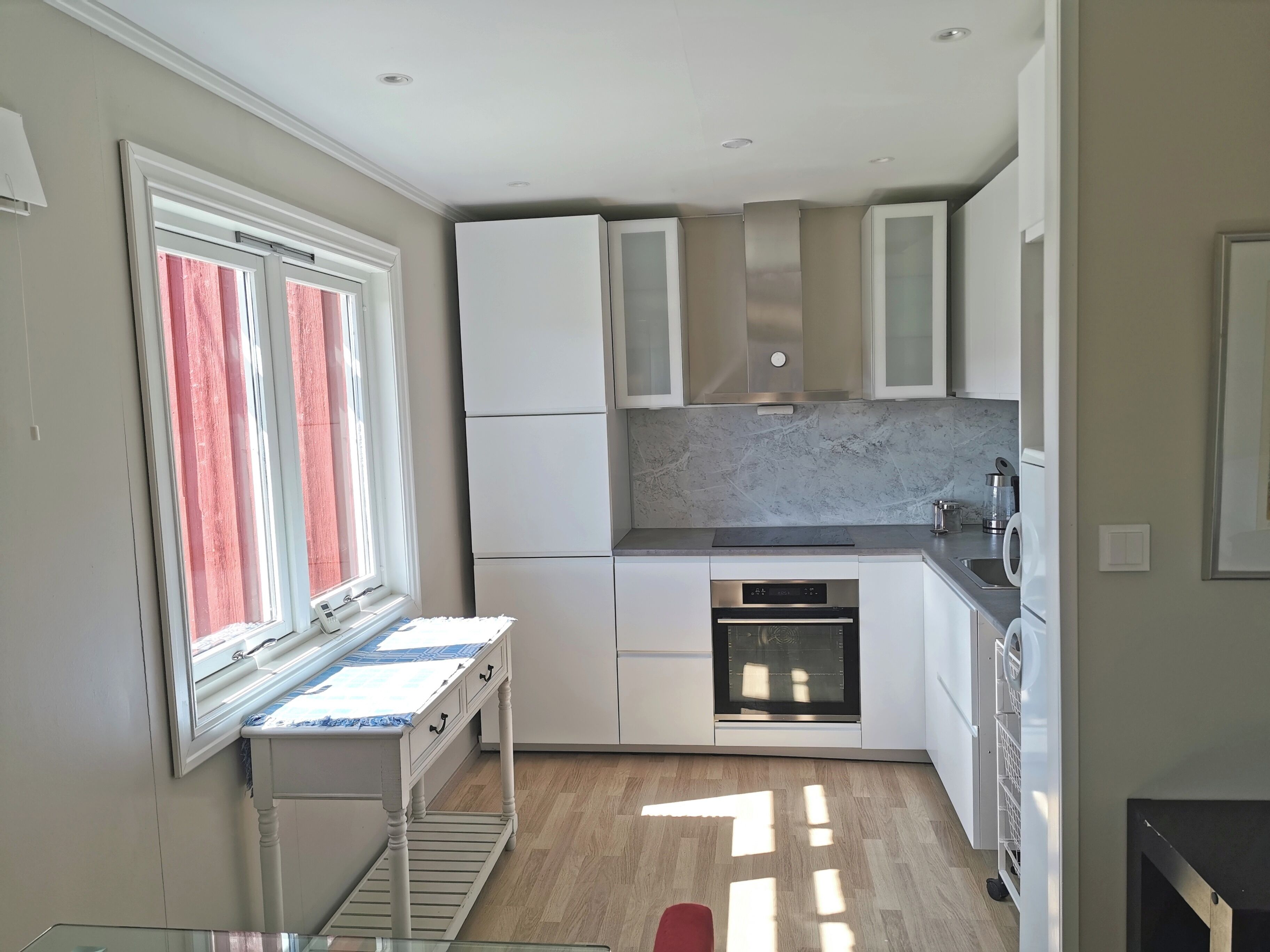 Coffee/tea maker, fridge, microwave, oven