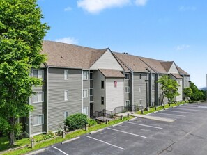 A row of multi-story buildings with a parking lot in front. - Cloudline Condo | Gatlinburg | Fireplace & Pools! (Gatlinburg)