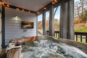 Ein Whirlpool mit Holzterrasse und einem Bild an der Wand.