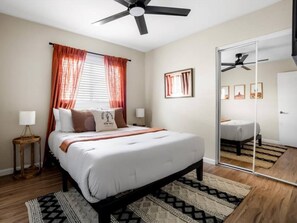 5 bedrooms, iron/ironing board, WiFi, bed sheets - New! Fore Love of Sun- Golf, Pool, Spa, Firepit (Tempe)