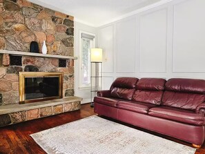 Living area - Family-Friendly 4BR • Fireplace • Backyard • Park (Markham)