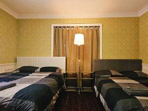 Iron/ironing board, WiFi, bed sheets - Family-Friendly 4BR • Fireplace • Backyard • Park (Markham)
