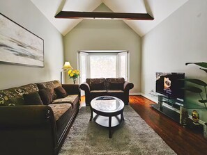Living area - Family-Friendly 4BR • Fireplace • Backyard • Park (Markham)