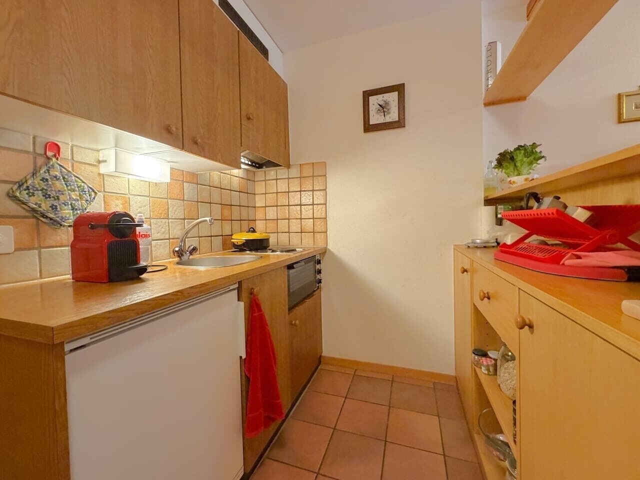 Wasserkocher mit Kaffee-/Teezubehör, Kühlschrank, Mikrowelle