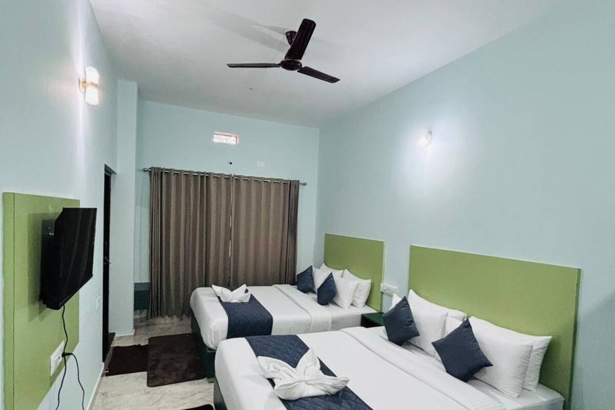 Deluxe Quadruple Room | Desk, laptop workspace, free WiFi