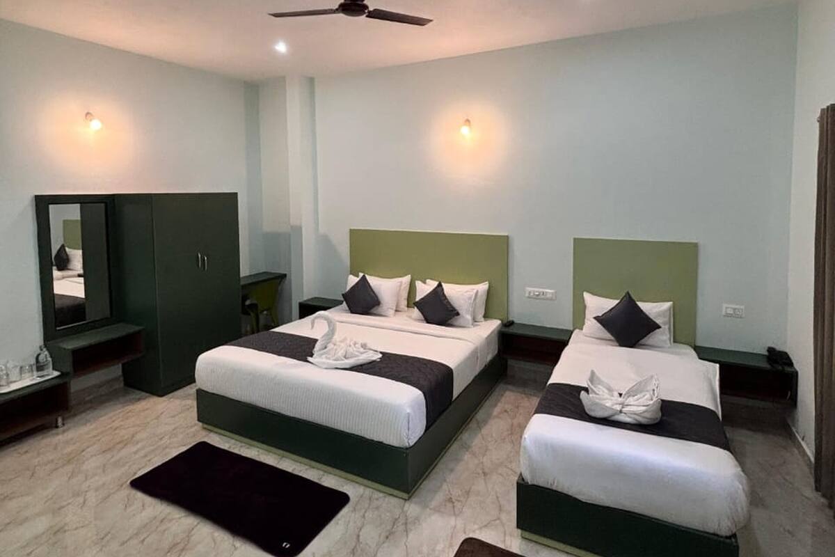 Superior Triple Room | Desk, laptop workspace, free WiFi