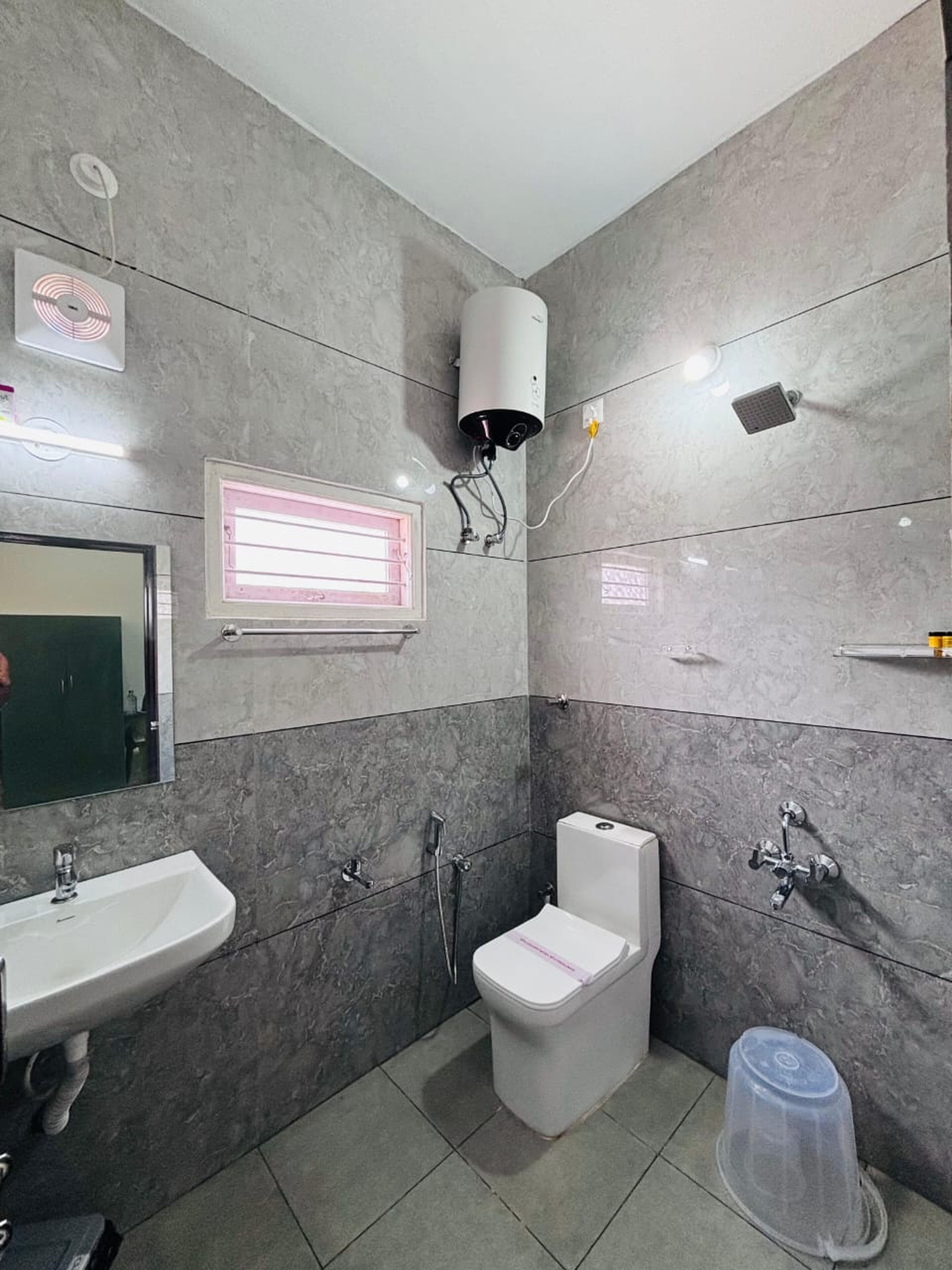 Un baño moderno con inodoro, lavabo y ducha.
