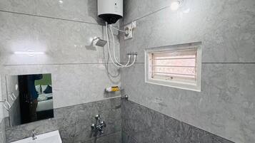 Quadrupla Deluxe | Bagno | Doccia, asciugacapelli, asciugamani, sapone