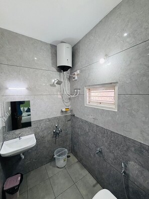 Deluxe Quadruple Room | Bathroom | Shower, hair dryer, towels, soap - Payana Heights  (Madikeri)