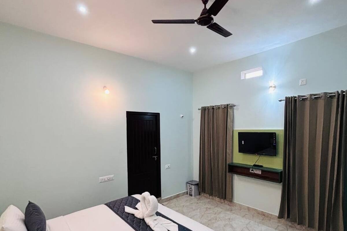 Deluxe Double Room | Desk, laptop workspace, free WiFi