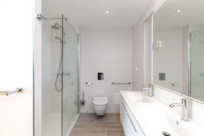 A modern bathroom with a glass-enclosed shower, a white toilet, and a vanity with a mirror. - CASA VISTA MAR - Lagos / Algarve - A stunning vacation home for up to 6 people (Lagos)