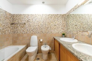 A bathroom with a bathtub, toilet, bidet, and two sinks. - CASA VISTA MAR - Lagos / Algarve - A stunning vacation home for up to 6 people (Lagos)