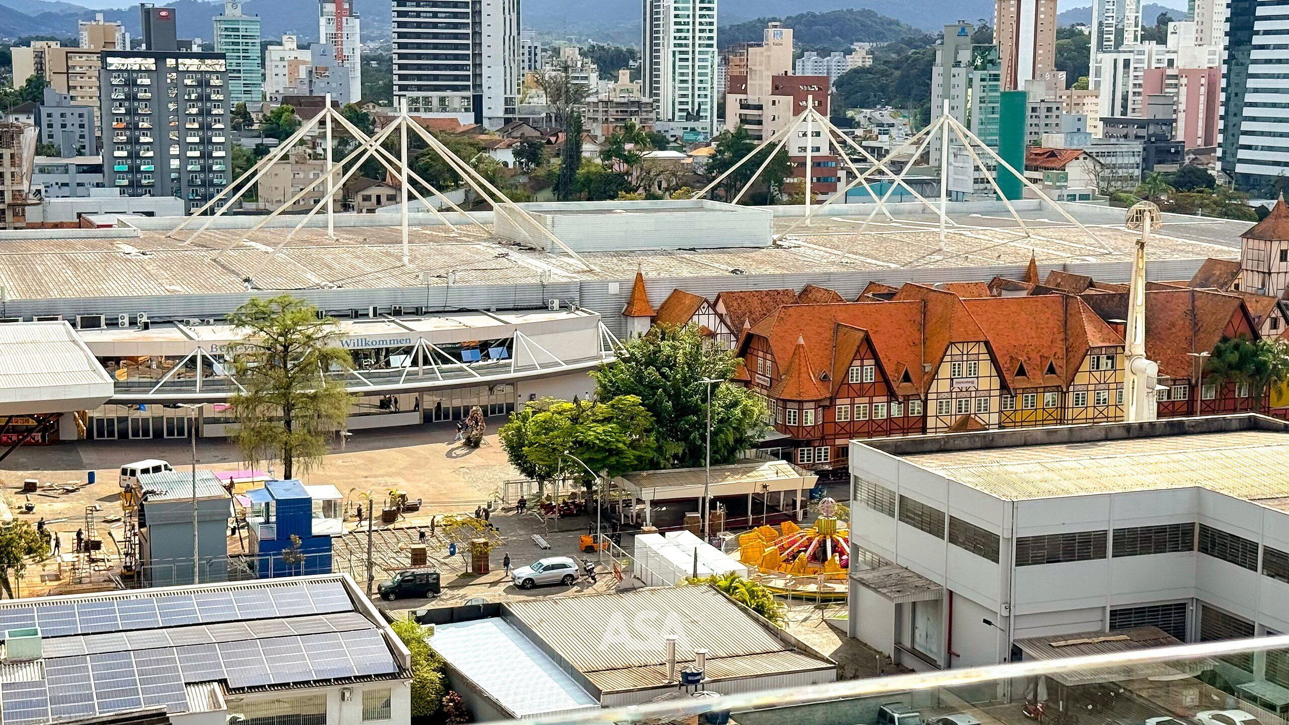 Paisagem urbana com uma mistura de arquitetura moderna e tradicional, incluindo uma ponte imponente.