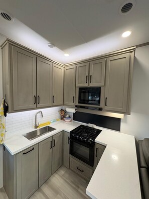 Private kitchen - Home away from home in a rural setting with a fully equipped kitchen (Norris City)