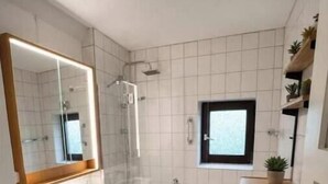 Suihku, hiustenkuivaaja, saippua