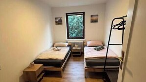 Silitysrauta/-lauta, Wi-Fi, vuodevaatteet