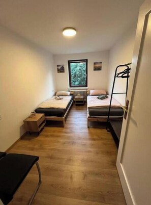 Room - 2-Bedroom Room Near Wilhelmshöhe Station (Kassel)