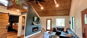 Lookout Lodge - Hilltop Hot Tub Cabin with Panoramic Views