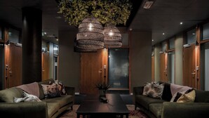 Un hall moderno con dos sofás, una mesa de centro y una lámpara colgante grande.