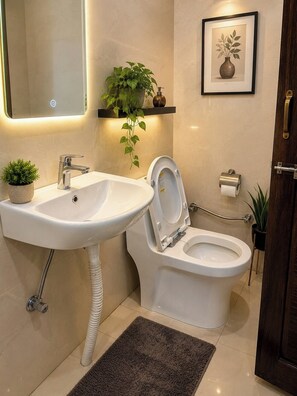 Deluxe Double Room | Bathroom | Shower, towels, shampoo - Hotel Parakh (Jwalapur, Haridwar)