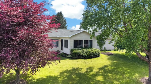 Exterior - Biscayne Ln Retreat/Pool, Game Room & Wawasee Fun (Cromwell)