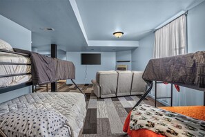 Room - Biscayne Ln Retreat/Pool, Game Room & Wawasee Fun (Cromwell)