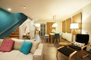 A modern living room with a staircase, a dining area, and a kitchen in the background. - Villa Santolina - Three Bedroom Villa, Sleeps 6 (Lefkada City)