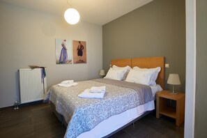 A hotel room with a bed, bedside table, lamp, and artwork on the wall. - Villa Santolina - Three Bedroom Villa, Sleeps 6 (Lefkada City)