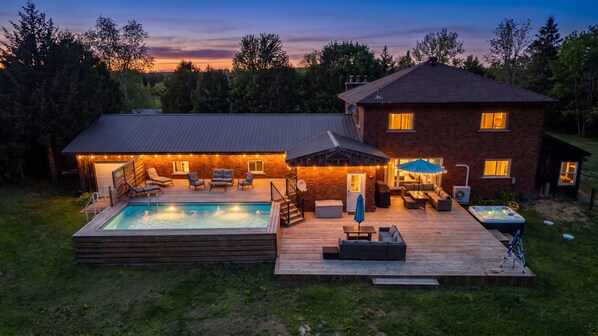 Pool - Private 6-bedroom retreat on 2+ acres with pool, hot tub and space for 14. (Bracebridge)