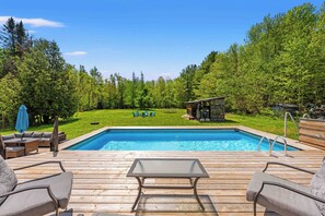 Pool - Private 6-bedroom retreat on 2+ acres with pool, hot tub and space for 14. (Bracebridge)