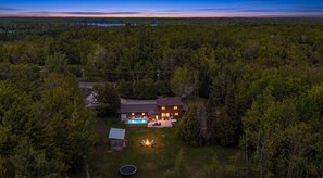 Exterior - Private 6-bedroom retreat on 2+ acres with pool, hot tub and space for 14. (Bracebridge)