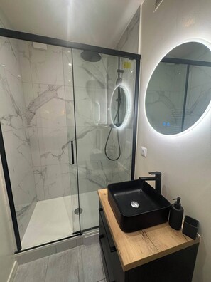 Shower, hair dryer, towels, soap - Vrbo Property (Paris)