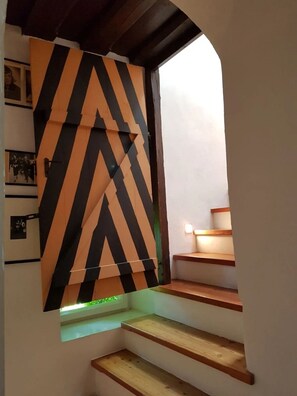 Eine Treppe mit Holzboden und einer Wand mit Streifenmuster.